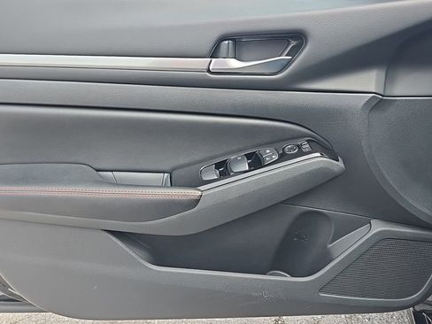 Used 2025 Nissan Altima 2.5 SR FWD image 9
