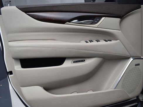 Used 2015 Cadillac Escalade Luxury image 9