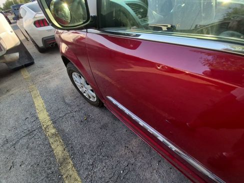 Used 2016 Chrysler Town & Country Touring FWD image 4