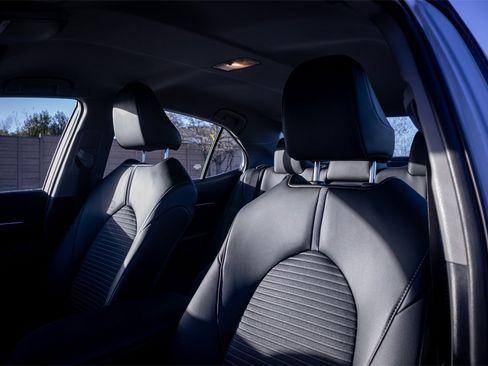 Used 2023 Toyota Camry SE image 10