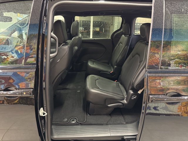 New 2026 Chrysler Pacifica Select w/ S Appearance Package FWD image 33