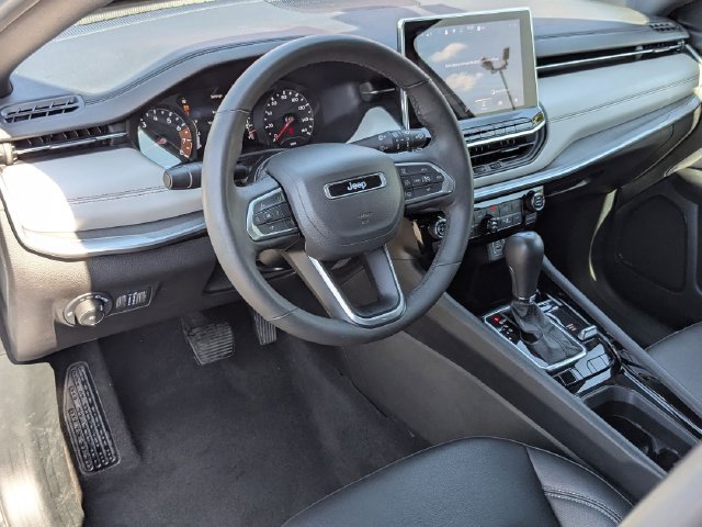 Used 2025 Jeep Compass Limited AWD/4WD image 2