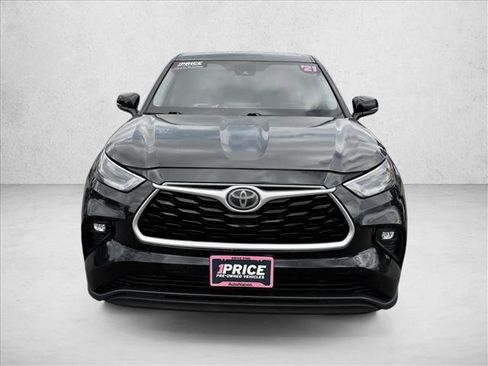 Used 2021 Toyota Highlander LE AWD/4WD image 2