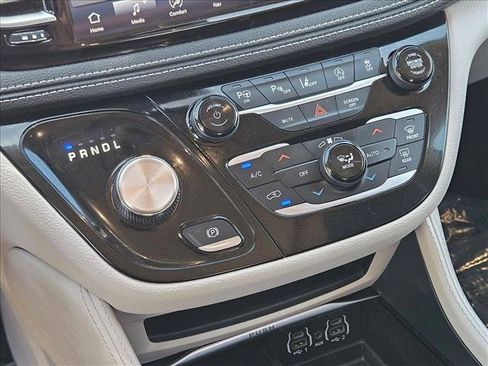 Used 2023 Chrysler Pacifica Limited FWD image 19