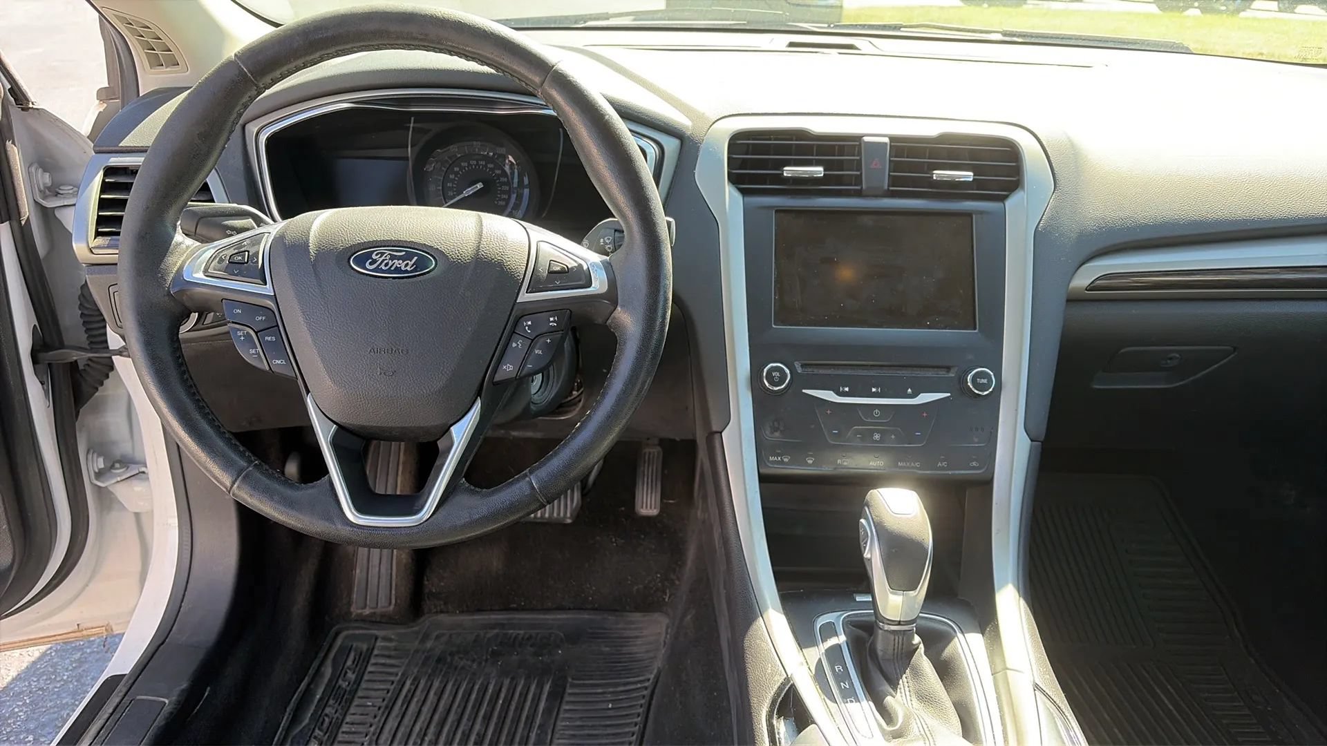 Used 2015 Ford Fusion SE w/ Equipment Group 202A FWD image 17