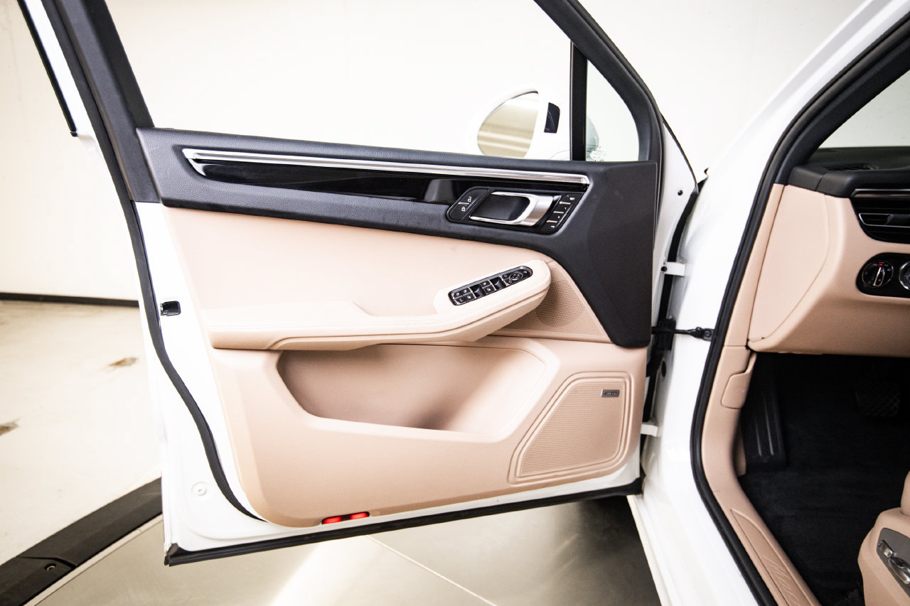 Certified 2024 Porsche Macan AWD/4WD image 23