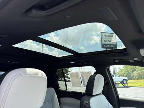 Used 2025 Chevrolet Traverse High Country w/ LPO, Floor Liner Package FWD image 12
