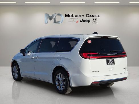 New 2026 Chrysler Pacifica Select image 4