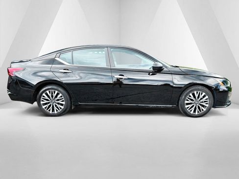 Used 2024 Nissan Altima 2.5 SV FWD image 8