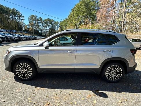 Certified 2025 Volkswagen Taos SE image 4