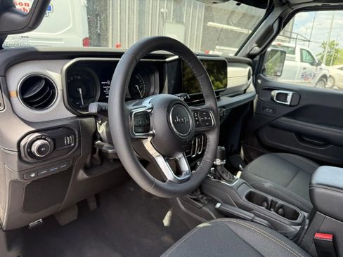 Used 2025 Jeep Wrangler Unlimited Sahara w/ Safety Group AWD/4WD image 7