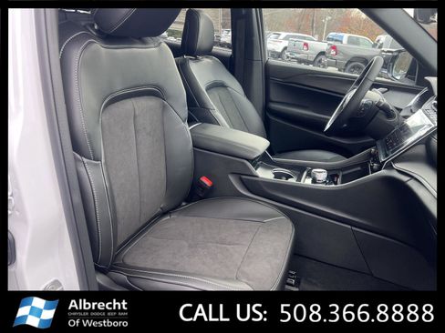 New 2025 Jeep Grand Cherokee Altitude image 16