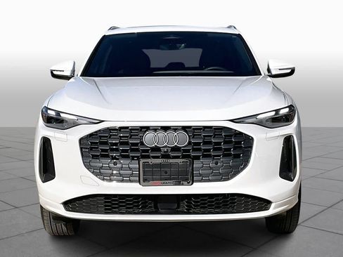 Used 2025 Audi Q5 Premium w/ Convenience Package image 3