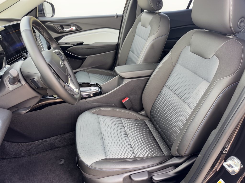 Certified 2026 Chevrolet Trax LT w/ Sunroof Package FWD image 5