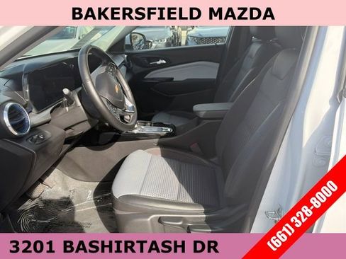 Used 2025 Chevrolet Trax LT w/ LT Convenience Package image 9