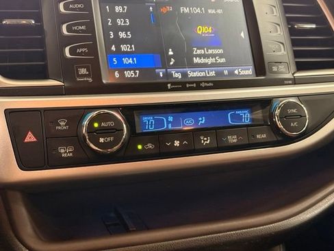 Used 2017 Toyota Highlander Limited AWD/4WD image 16
