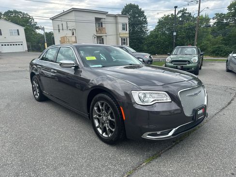 Used 2019 Chrysler 300 Limited AWD/4WD image 5