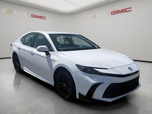 Used 2025 Toyota Camry SE FWD image 1