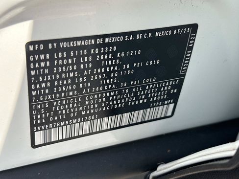 Used 2025 Volkswagen Tiguan SE AWD/4WD image 17