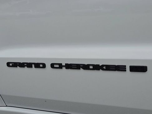 Used 2022 Jeep Grand Cherokee Laredo X AWD/4WD image 9