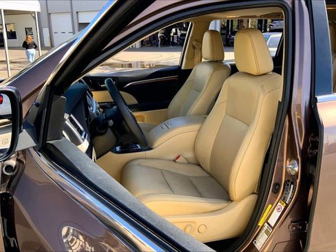 Used 2017 Toyota Highlander Limited image 7