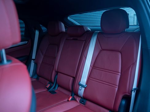 Certified 2022 Porsche Cayenne Platinum Edition image 20