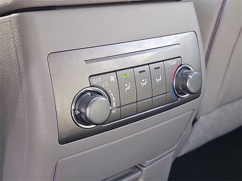 Used 2012 Toyota Highlander SE image 18