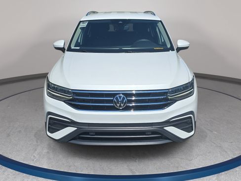Used 2023 Volkswagen Tiguan SE AWD/4WD image 2