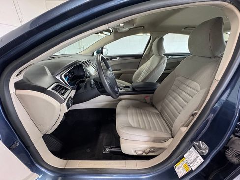 Used 2019 Ford Fusion SE FWD image 12