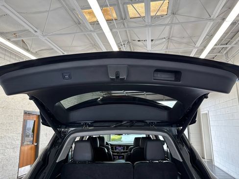 Used 2021 Buick Enclave Avenir w/ Avenir Technology Package AWD/4WD image 12