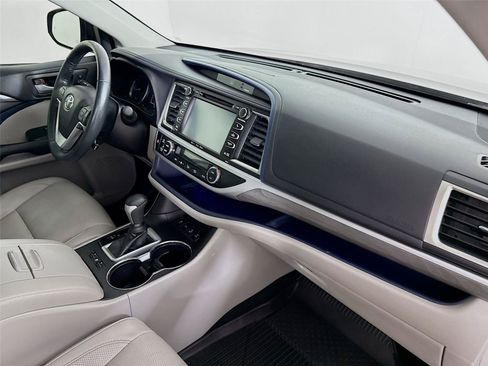 Used 2018 Toyota Highlander Limited w/ Carpet Mat Package (TMS) AWD/4WD image 31