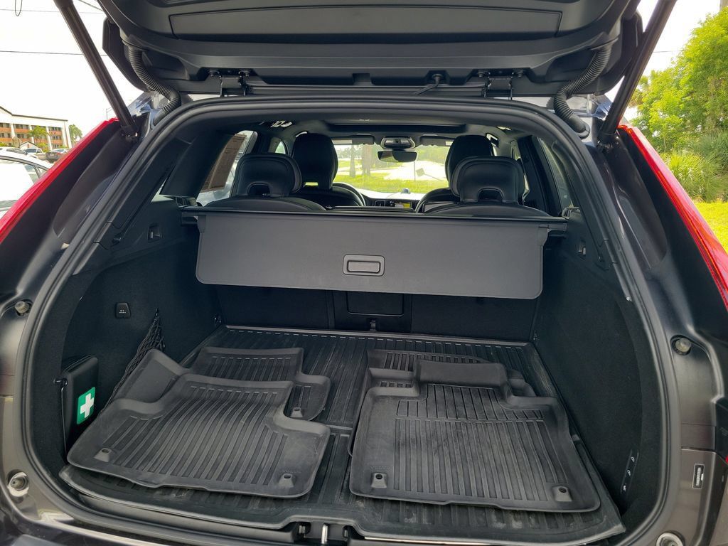 Certified 2024 Volvo XC60 T8 Ultimate w/ Protection Package Premier AWD/4WD image 11