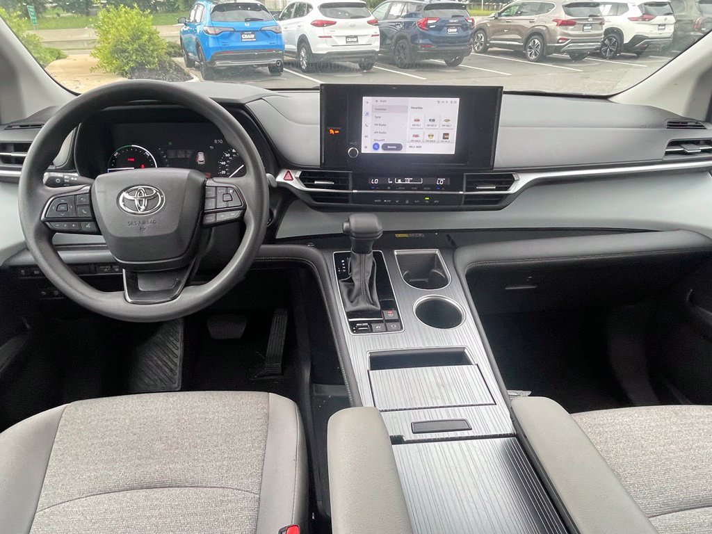 Used 2025 Toyota Sienna LE FWD image 22
