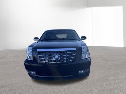 Used 2011 Cadillac Escalade Premium image 2