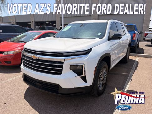 Used 2024 Chevrolet Traverse LT w/ Trailering Package FWD image 1