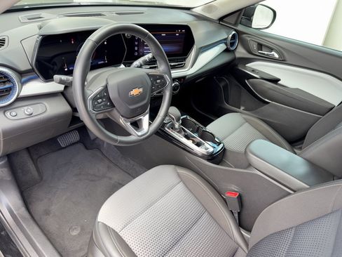 Used 2024 Chevrolet Trax LT w/ Driver Confidence Package FWD image 4