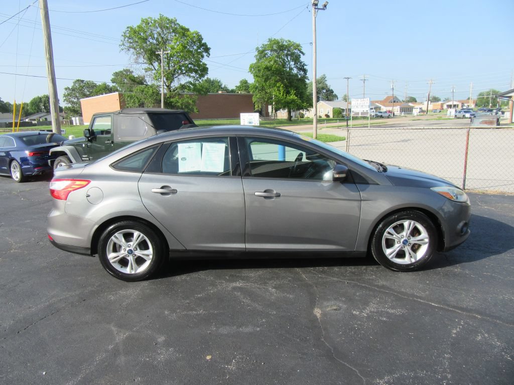 Used 2014 Ford Focus SE w/ SE Winter Package FWD image 4