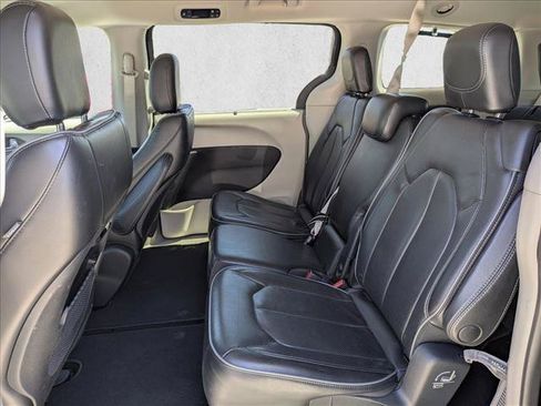 Used 2017 Chrysler Pacifica Limited FWD image 18