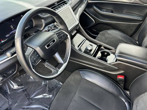 Used 2022 Jeep Grand Cherokee Altitude AWD/4WD image 8