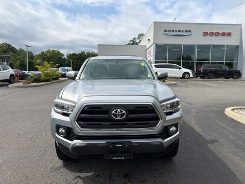 Used 2017 Toyota Tacoma SR5 w/ Tow Package AWD/4WD image 9