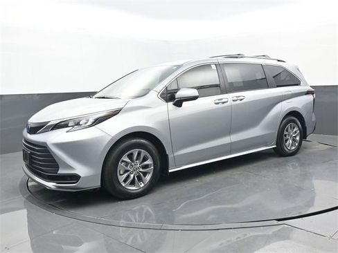 Used 2025 Toyota Sienna LE image 23