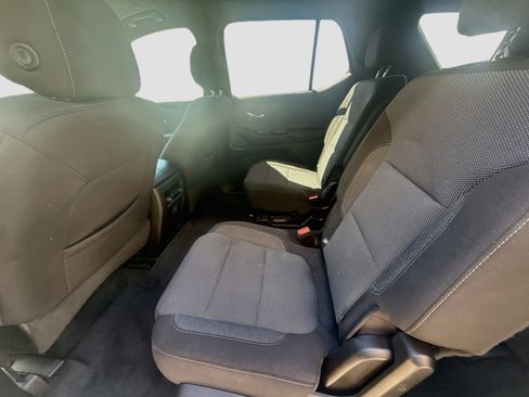 Used 2022 Chevrolet Traverse LT FWD image 21