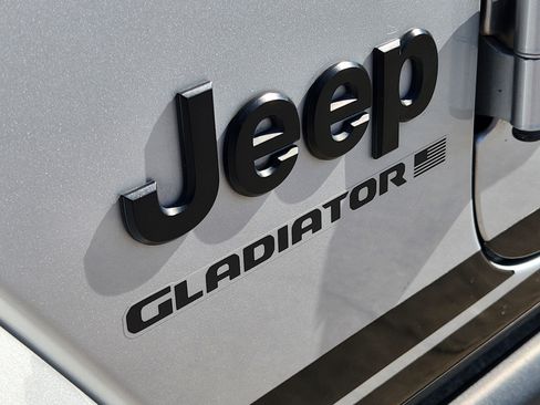 Used 2024 Jeep Gladiator Sport AWD/4WD image 12