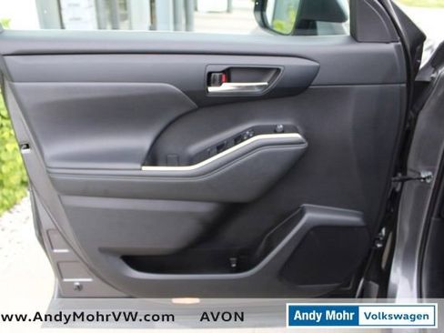 Used 2021 Toyota Highlander XLE AWD/4WD image 21