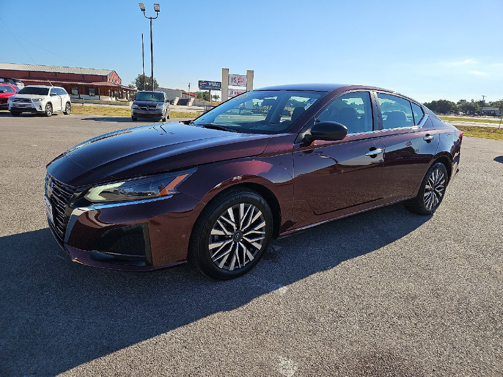 Used 2025 Nissan Altima 2.5 SV FWD image 2