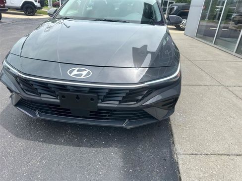 Used 2025 Hyundai Elantra SEL FWD image 7