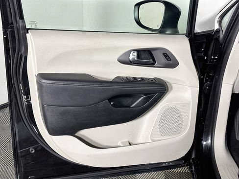 Used 2023 Chrysler Pacifica Touring-L FWD image 10
