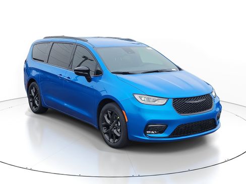 New 2026 Chrysler Pacifica Select image 2