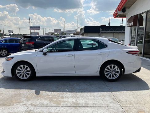 Used 2019 Toyota Camry LE FWD image 4