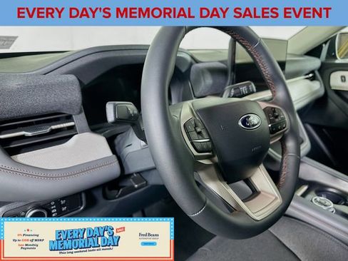 Used 2025 Ford Explorer Active AWD/4WD image 9